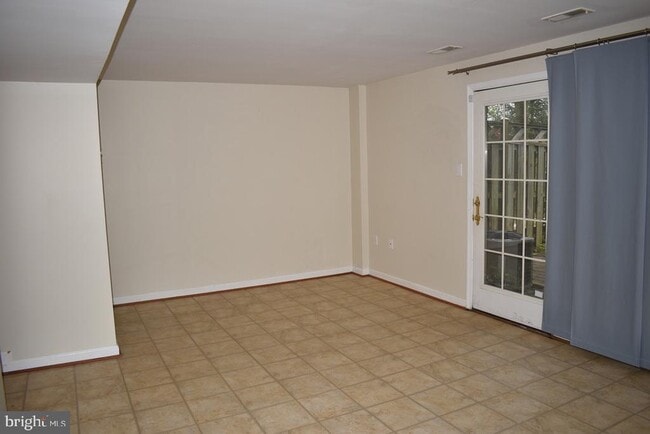 Building Photo - 8278 Waterside Ct