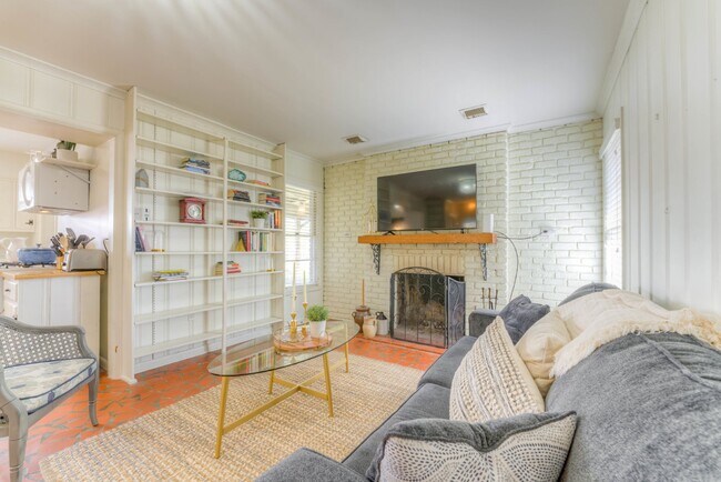 Building Photo - Colonial Acres East Memphis cutie! 3 bedrooms and tons of updates! Appliances included.