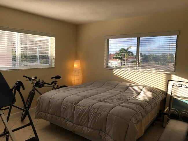 Building Photo - 300 E Royal Palm Rd