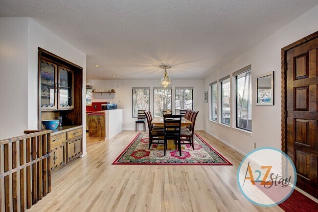 Building Photo - Executive Rental in North End Foothills