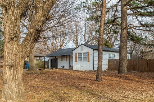 Building Photo - Beautiful 3 bedroom 1 bath, Available in April!