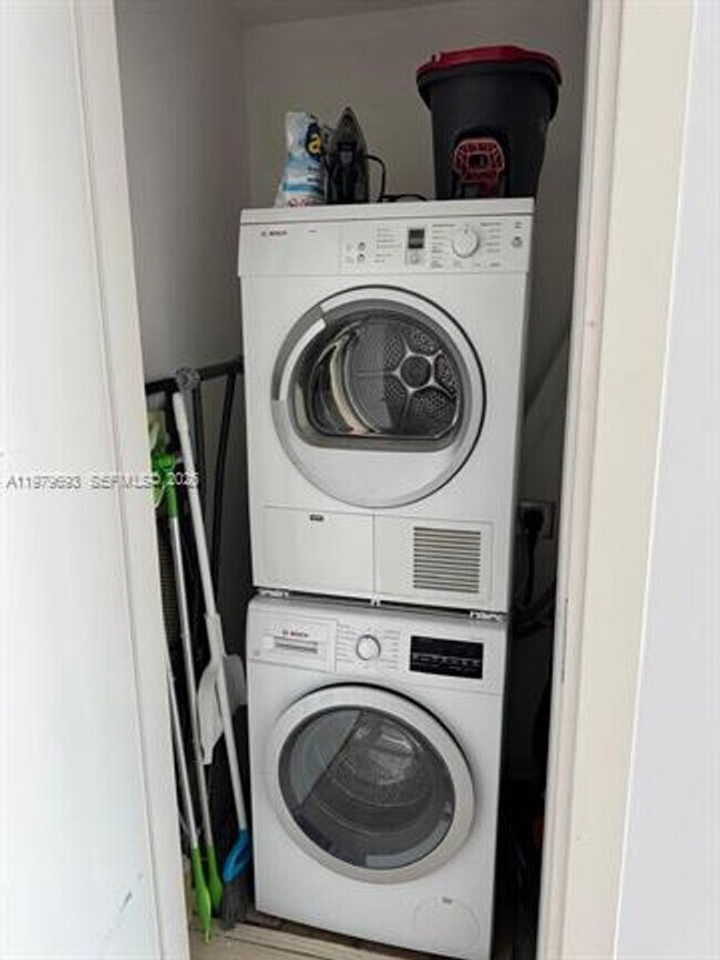 Building Photo - 200 Biscayne Blvd Way