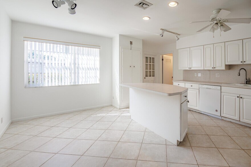 Building Photo - 527 W Jasmine Dr