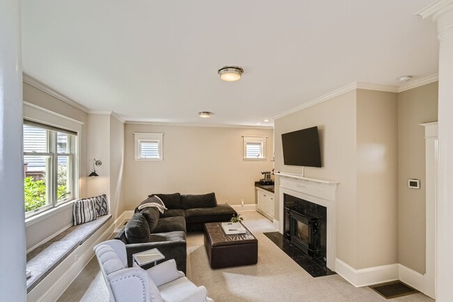 Building Photo - Queen Anne Home