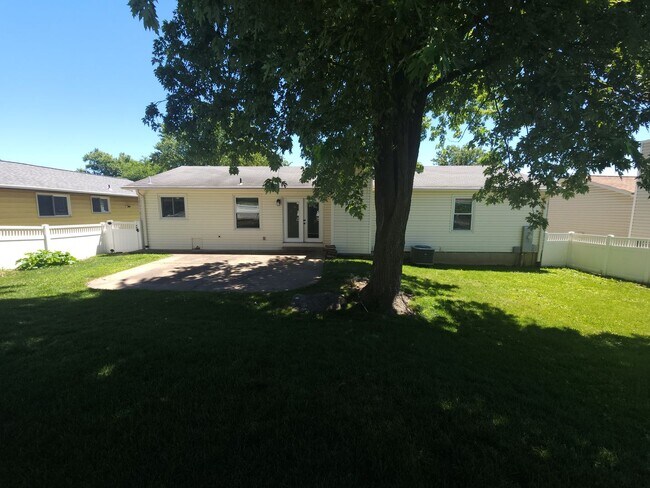 Building Photo - 3 bedroom 3 bathroom house with lots of extras