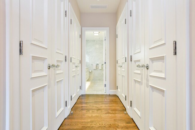 Building Photo - 298 Beacon St