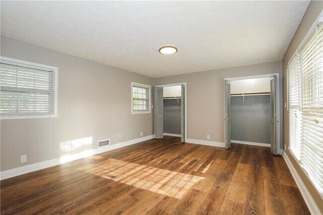 Building Photo - 3052 Riviera Dr