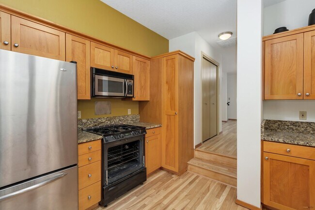 Building Photo - Stunning Townhome Style in NE Portland Lloyd Center District
