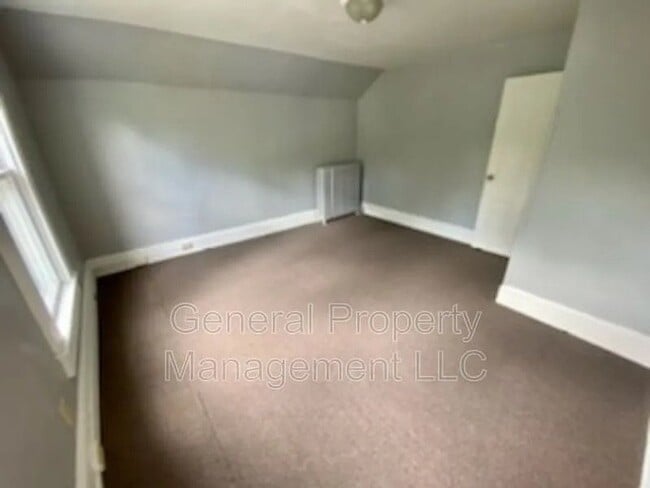 Building Photo - 2 bed 1 bath upstairs duplex for rent October 1st