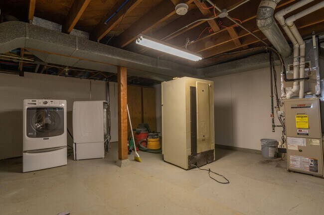 Building Photo - 6112-6116-6116 SE Center St