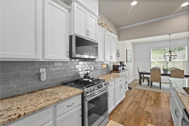 Building Photo - 2121 Charmond Dr