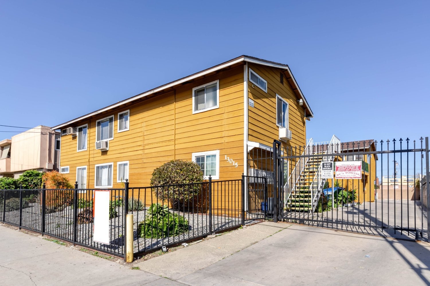 Building Photo - 13015 Vanowen St