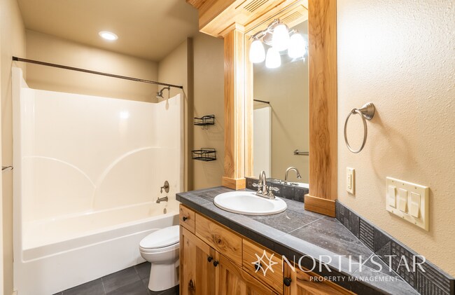 Building Photo - Gorgeous, Gated and Lake Front in Oregon City