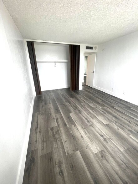 Building Photo - 2450 NE 135th St