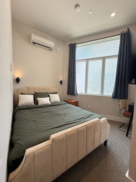 Building Photo - Furnished room/NOT APARTMENT