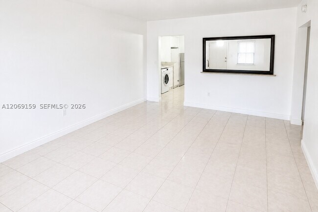 Building Photo - 985 SW 10th St