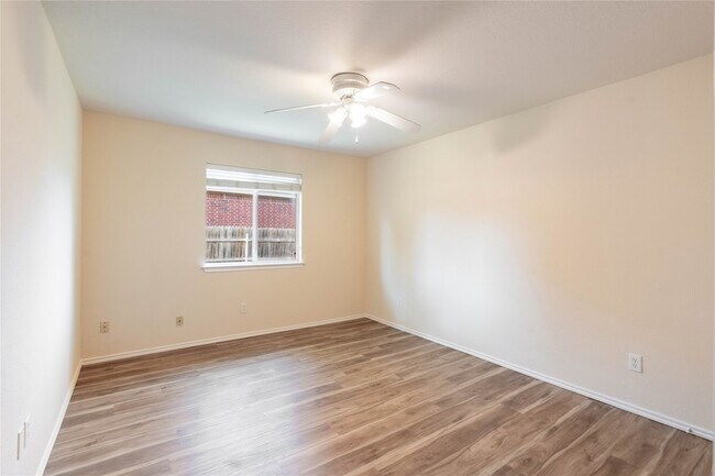 Building Photo - 2105 Sumac Dr