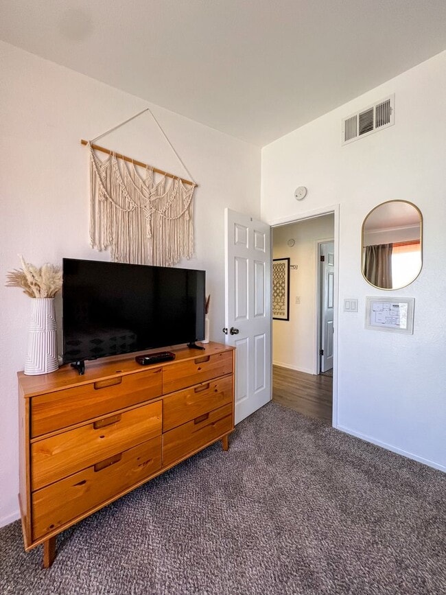 Building Photo - Fully Furnished 4 Bedroom in Sunmore Estat...