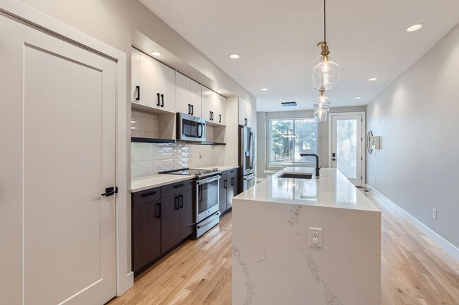 Building Photo - Stunning 3-Bedroom, 3.5-Bathroom Townhouse...