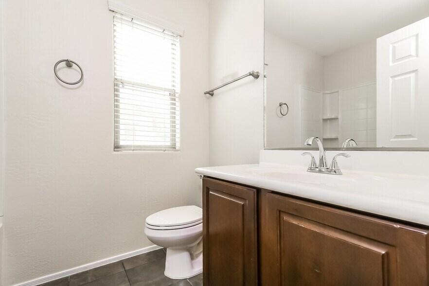 Building Photo - 2519 N 148th Dr
