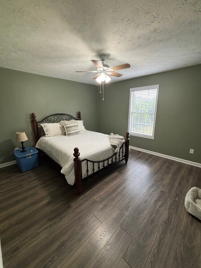Building Photo - 608 Lakeview Dr