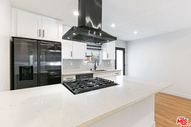 Building Photo - 10420 Regent St