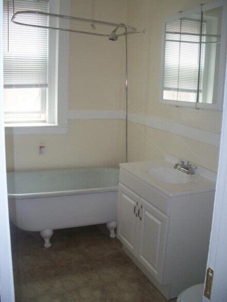 Building Photo - 463 Park Dr