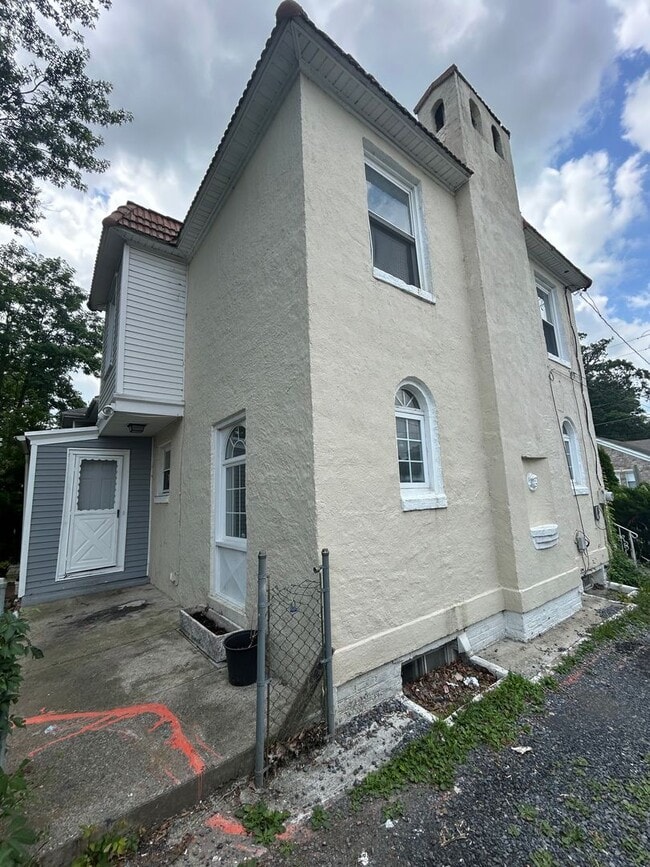 Building Photo - 936 Parkside Ave.