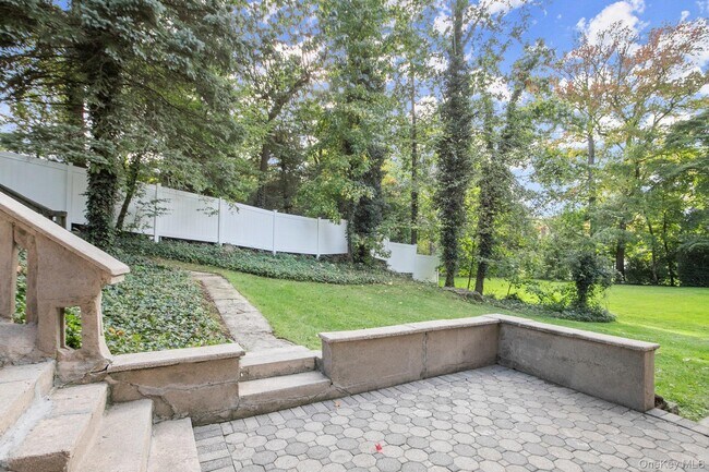 Building Photo - 1341 Pelhamdale Ave