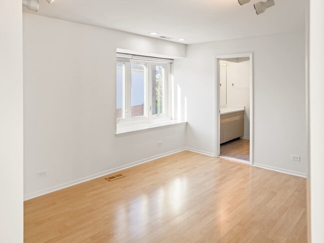 Building Photo - 3320 Lakewood Ct