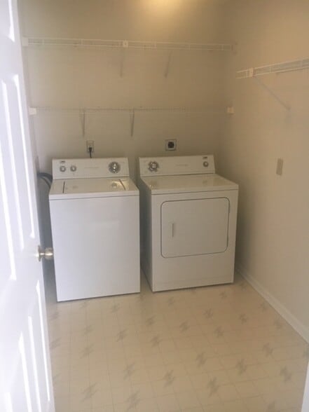 Washer/Dryer - 3001 E Chestnut Ave