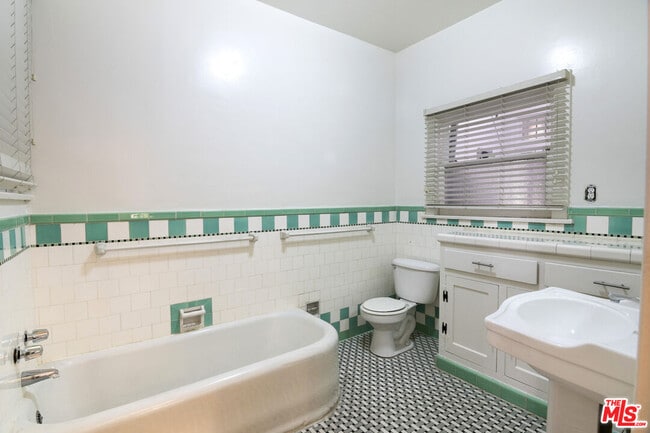 Building Photo - 126 N Sycamore Ave