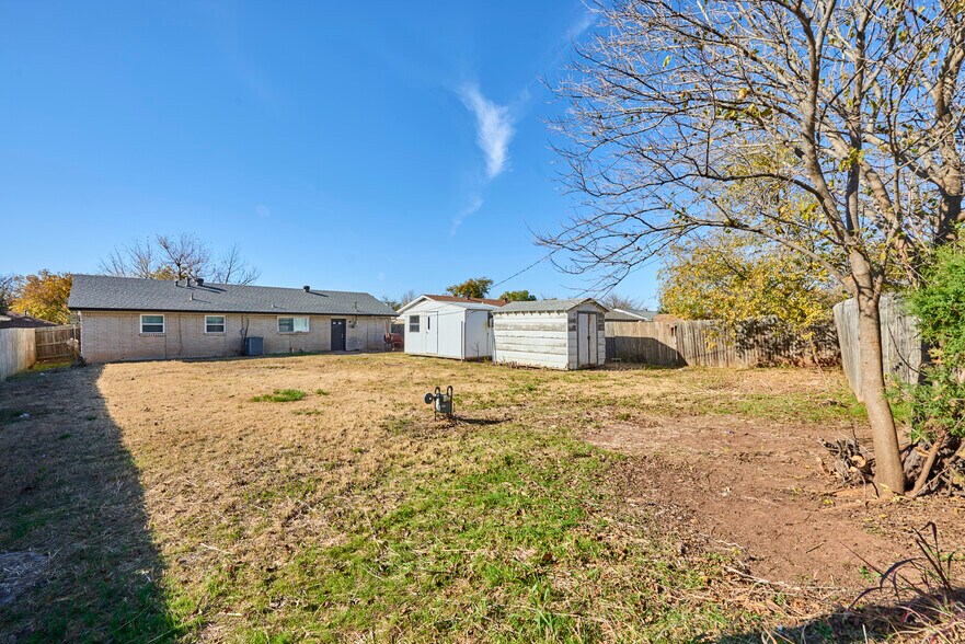 Building Photo - 1404 N Nail Pky