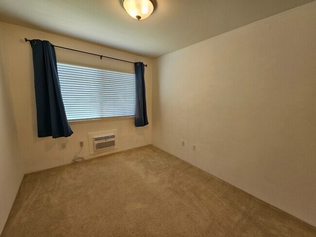 Building Photo - 2 Bed 1 Bath Condo 2 Parking ( Tandem parking right in front )