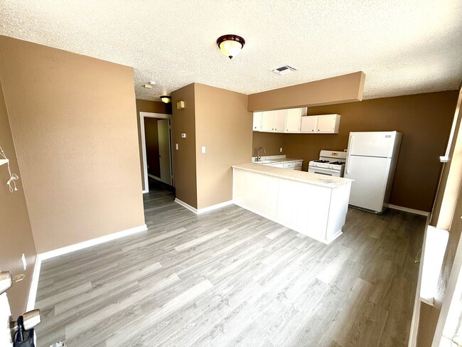 Building Photo - AVAILABLE NOW! 2 Bedroom / 1 Bath Duplex Near Brooks City Base!