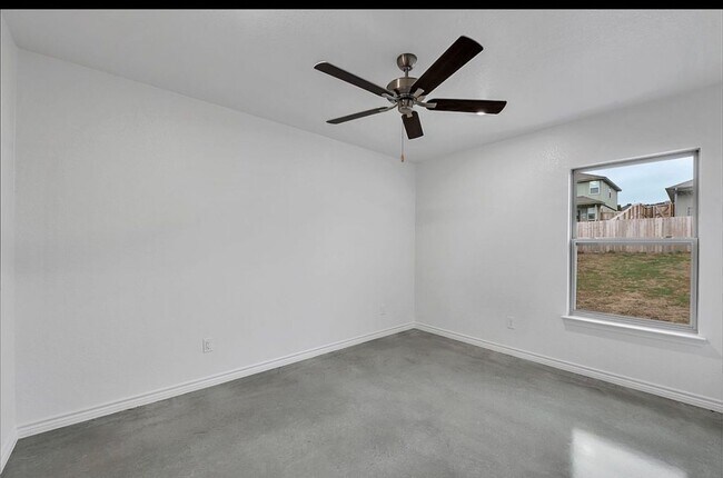 Building Photo - 616 Pacific Crest Trl