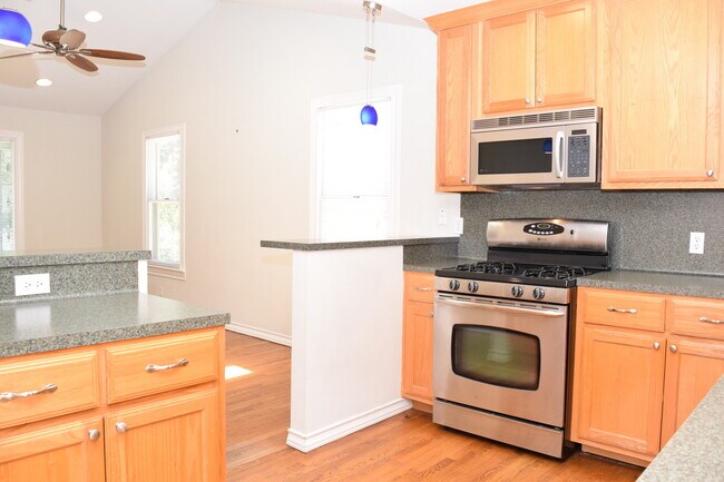 Building Photo - 2 Bedroom off Lake Austin Blvd!