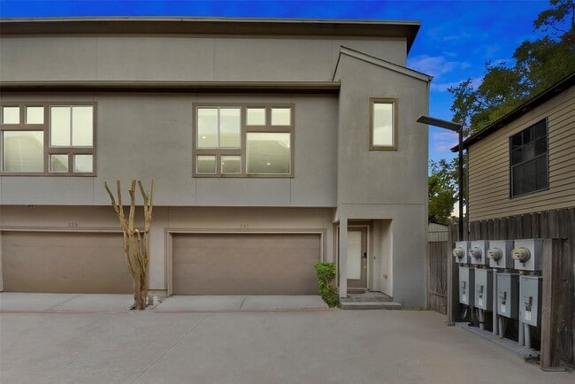 Building Photo - 241 N Lenox St