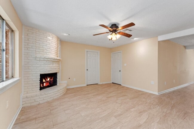 Building Photo - 4906 Green Willow Ln