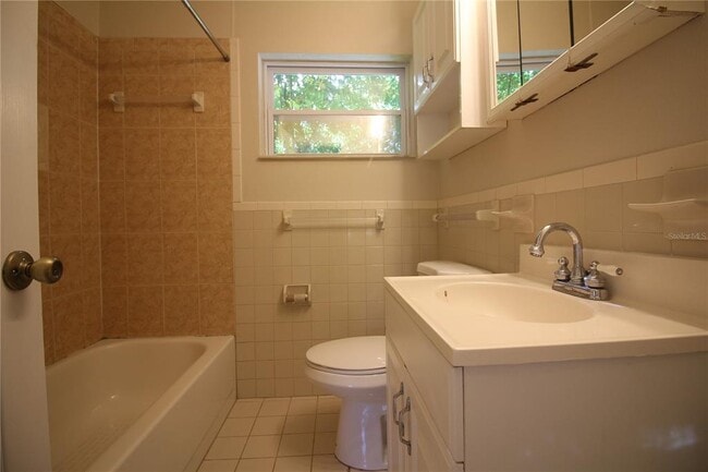 Building Photo - 4336 Hedge Dr E