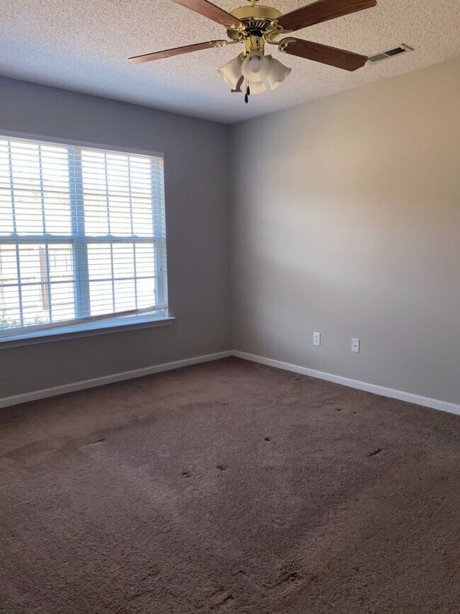 Building Photo - Three Bedroom Two Bath Home