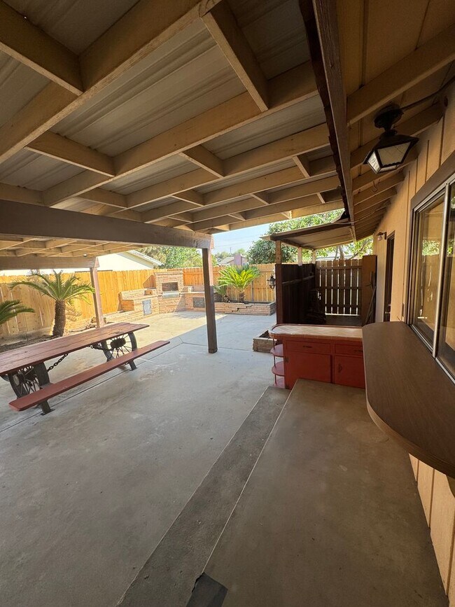 Building Photo - Charming Home Rent Ready !