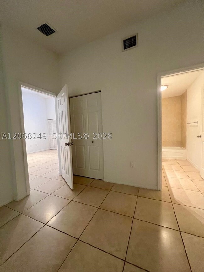 Building Photo - 3824 SW 48th Ave