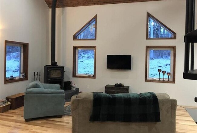 Building Photo - Tucked Away in Nature – Modern 3BR, 2BA Home