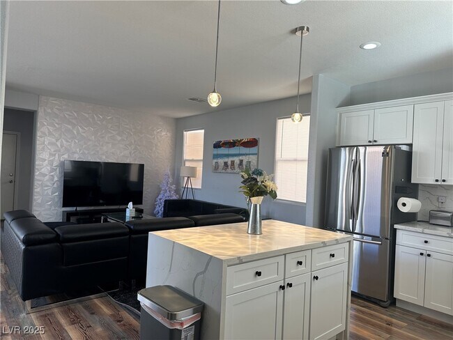 Building Photo - 8901 Kingswood Dr