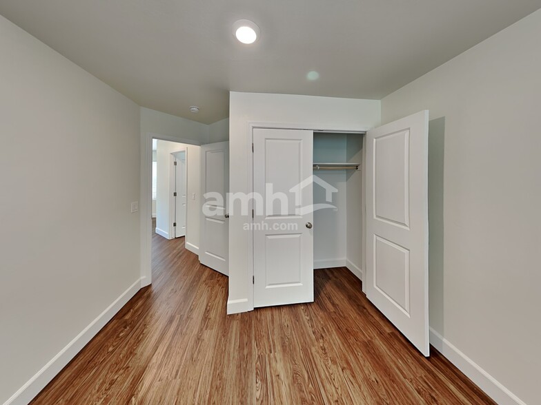 Building Photo - 614 W Hackamore Ave