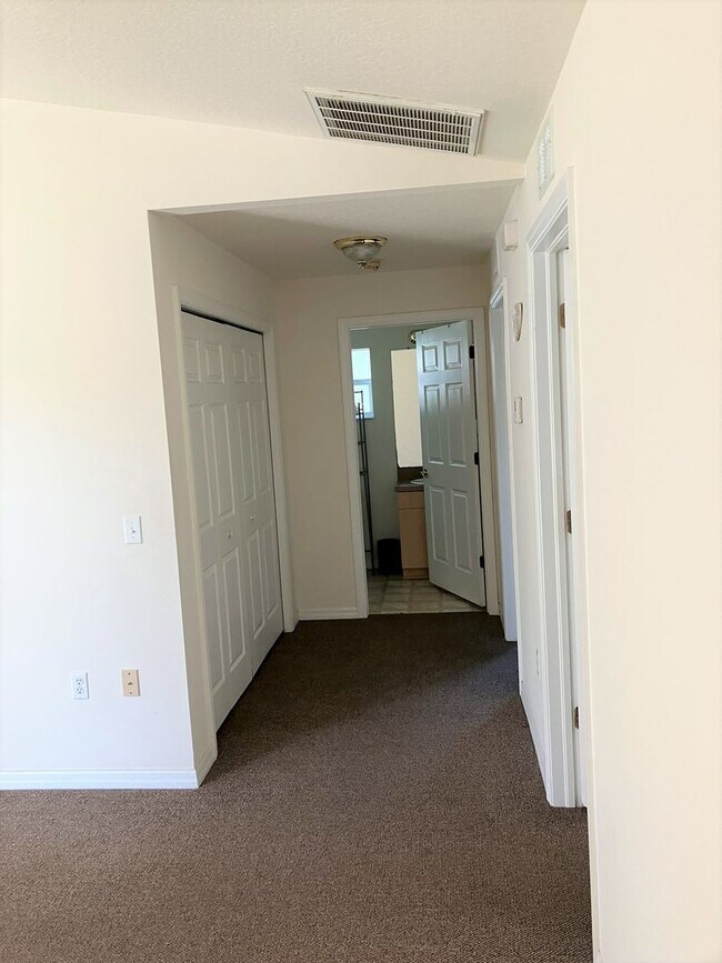Building Photo - SPACIOUS 2BR/1BA Zephyrhills, Duplex, Vaul...