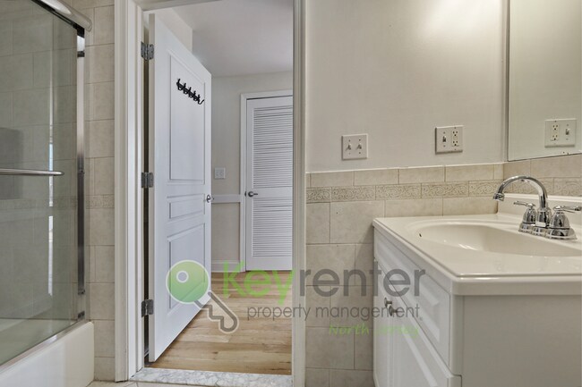 Building Photo - Top-Floor 2BR/2BA Condo with NYC Views + P...