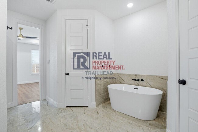 Building Photo - Luxury-Inspired 4-Bedroom Home with Distinctive Interior Design