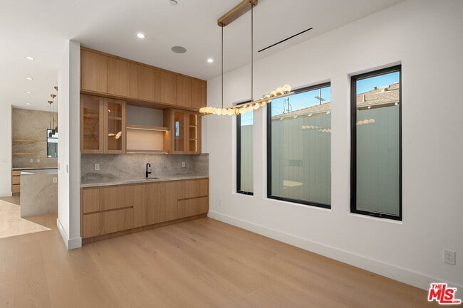 Building Photo - 3517 Redwood Ave